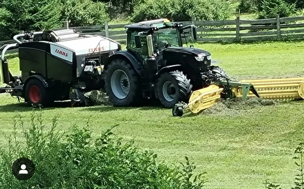 Traktor bei Mäharbeiten auf dem Feld - landwirtschaftliche Dienstleistung Traktor bei Mäharbeiten auf dem Feld - landwirtschaftliche Dienstleistung
